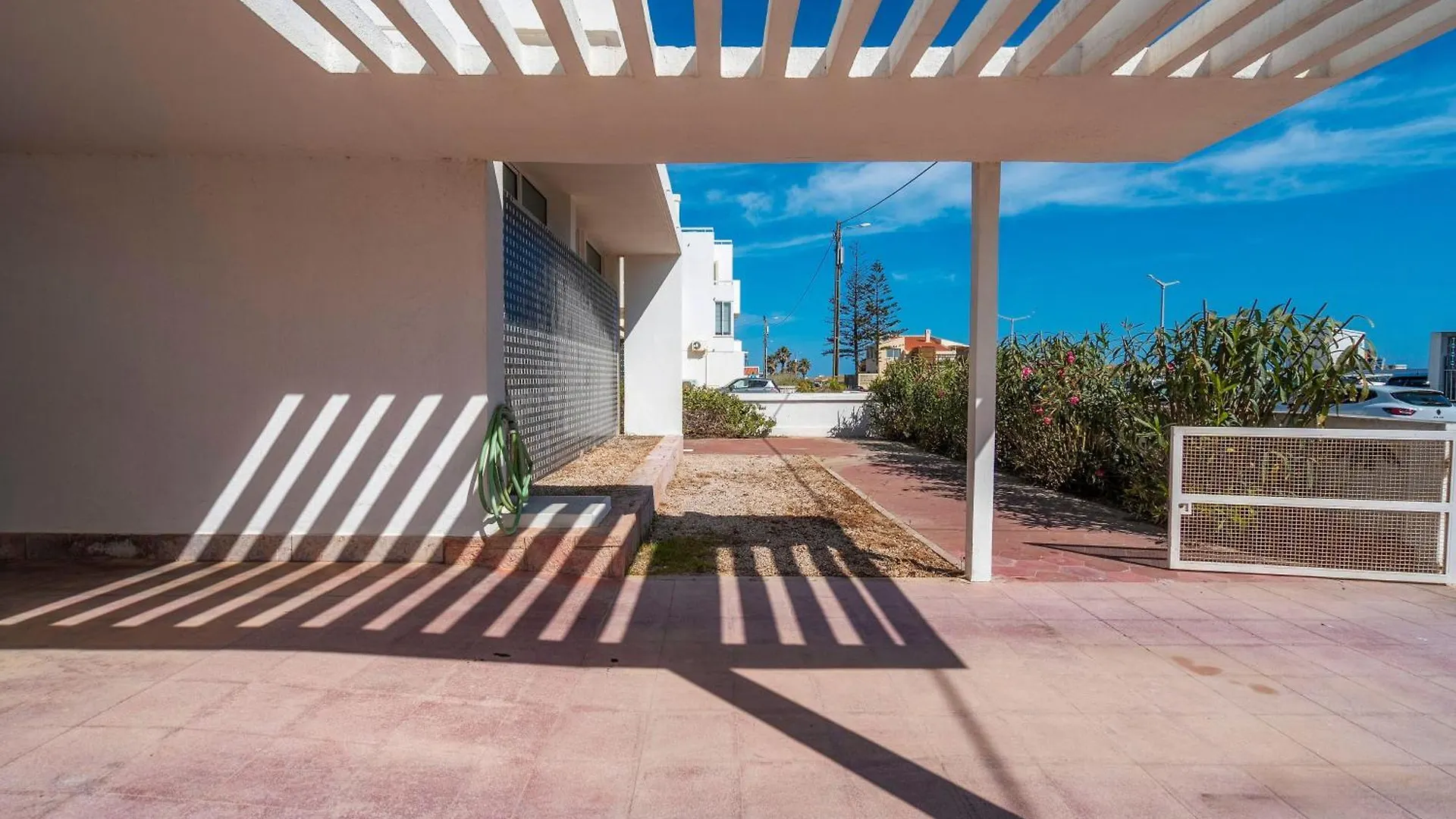 Sundance Beach House Faro 0*,